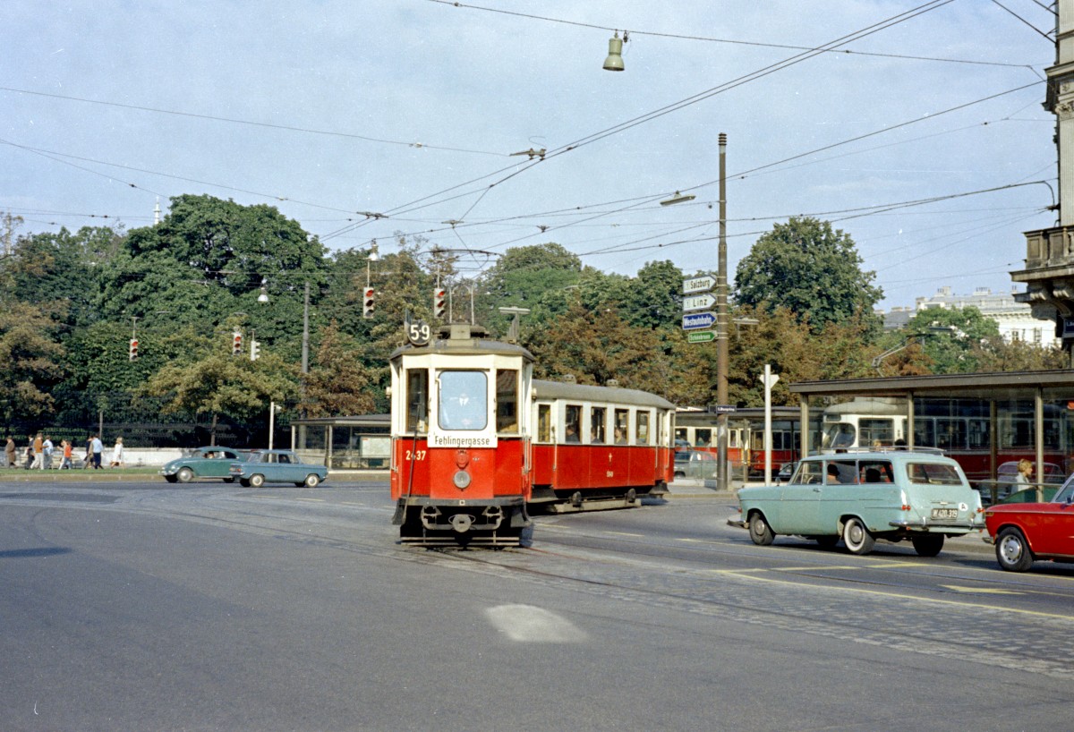 Wien WVB SL 59 (K 2437 + m) Babenbergerstraße / Burgring am 28. August 1969. - Scan von einem Farbnegativ. Film: Kodacolor X. Kamera: Kodak Retina Automatic II.