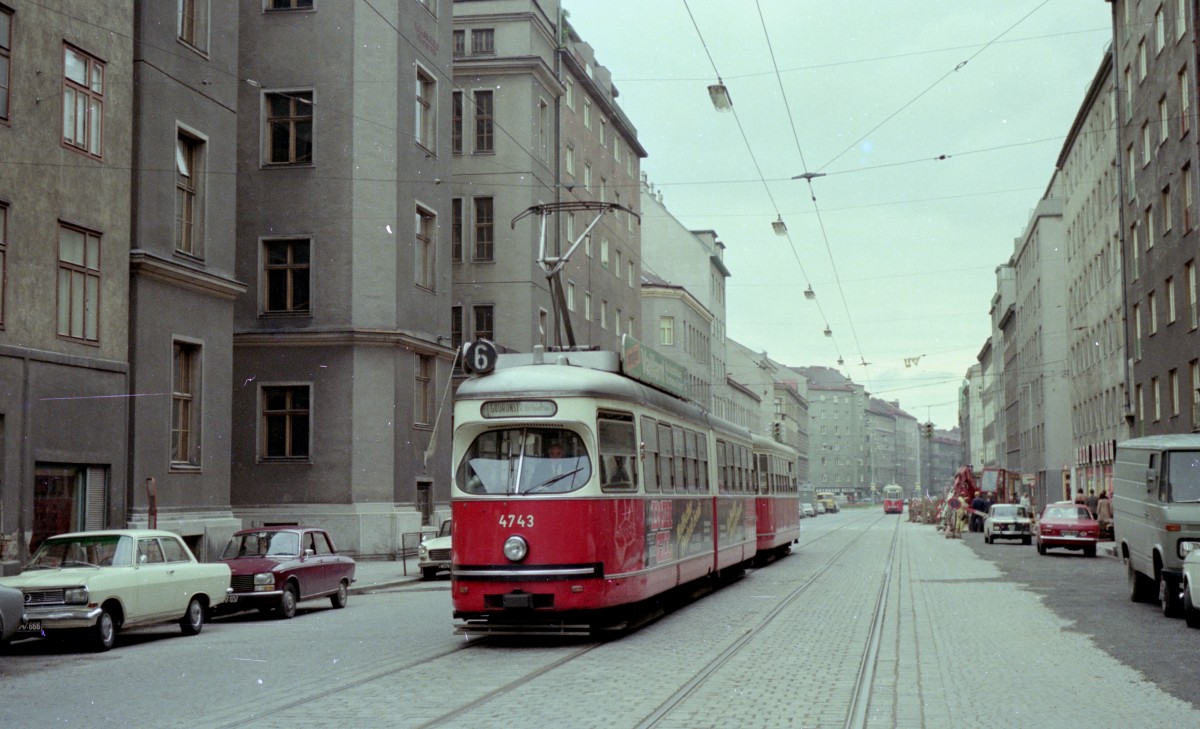 Wien WVB SL 6 (E1 4743 (SGP 1971) + c2/c3) Quellenstraße am 19. Juli 1974. - Der E1 4743 ist noch in Betrieb. Bahnhof: Floridsdorf. - Scan von einem Farbnegativ. Film: Kodacolor II. Kamera: Kodak Retina Automatic II.