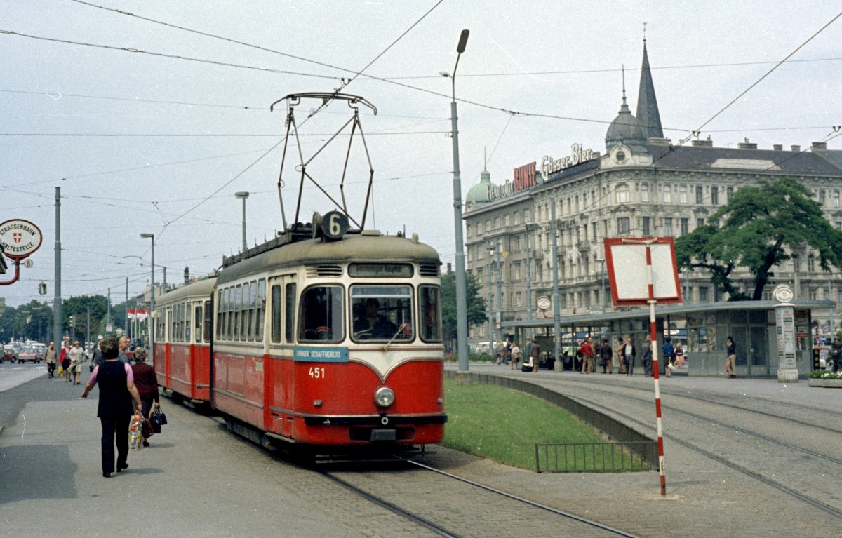 Wien WVB SL 6 (L3 451 (Lohner 1957) + c2-3 (Lohner 1954-62)) Mariahilfer Gürtel / Mariahilfer Straße / Westbahnhof am 18. Juni 1971. - Scan von einem Farbnegativ. Film: Kodacolor X. Kamera: Kodak Retina Automatic II.