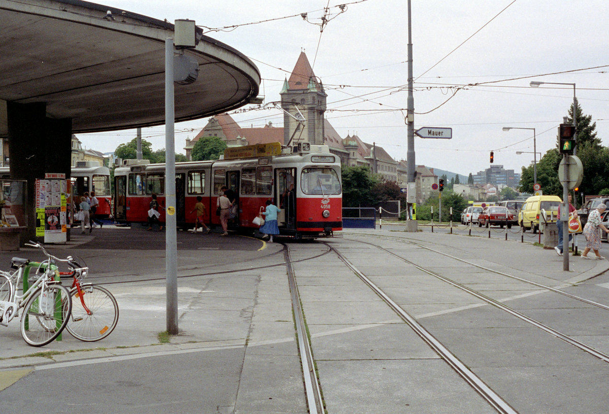 Wien WVB SL 60/62 (E2 4058) XIII, Hietzing, Kennedybrücke im Juli 1992. - Den Tw E2 4058 lieferte der Hersteller SGP im Jahre 1986. - Scan von einem Farbnegativ. Film: Kodak Gold 200. Kamera: Minolta XG-1.
