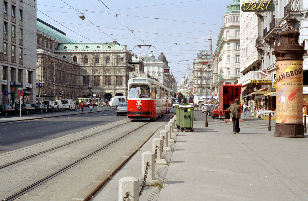 Wien WVB SL 65 (E2 4068 (SGP 1987)) I, Innere Stadt, Kärntner Straße im Juli 1992. - Scan von einem Farbnegativ. Film: Kodak Gold 200. Kamera: Minolta XG-1.