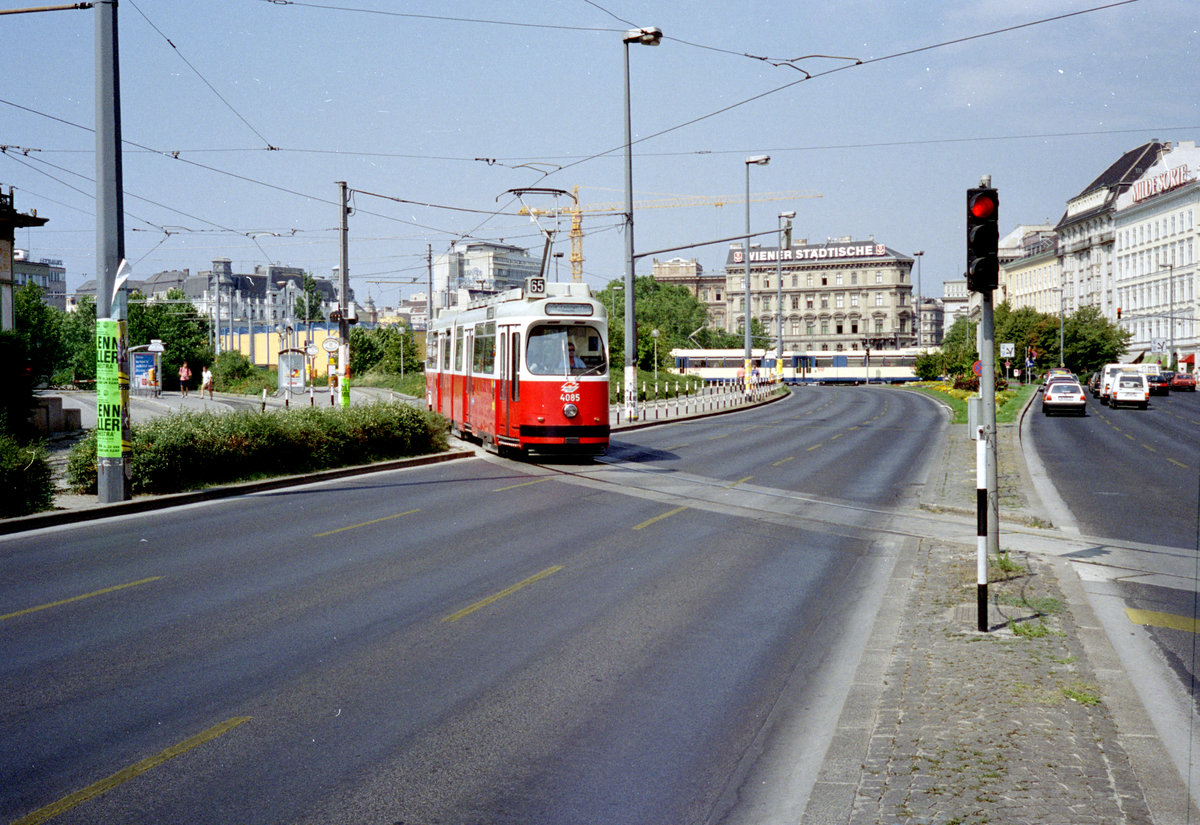 Wien WVB SL 65 (E2 4085 (SGP 1988)) Karlsplatz im August 1994. - Scan von einem Farbnegativ. Film: Kodak Gold 200. Kamera: Minolta XG-1.