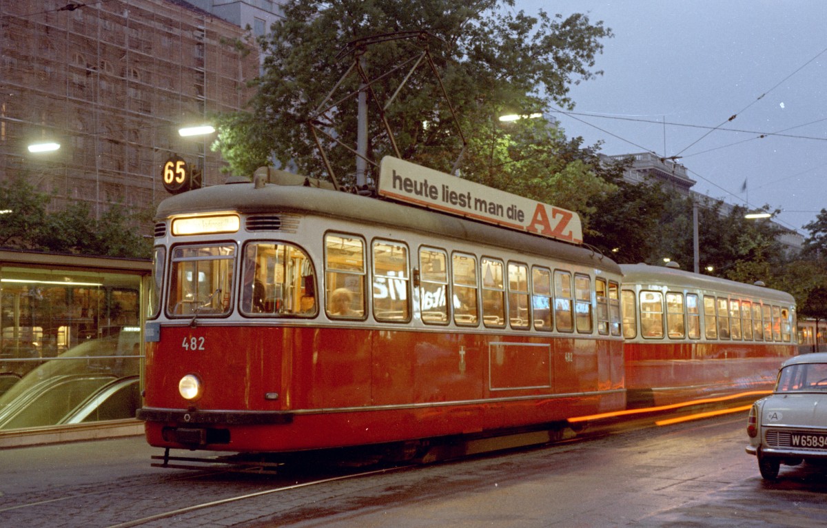 Wien WVB SL 65 (L3 482 (Lohner 1958) + c2/3 (Lohner 1954-62) Kärntner Ring / Kärntner Straße am 17. Juni 1971. - Die letzten Tw des Typs L3 wurden 1984 ausgemustert. - Scan von einem Farbnegativ. Film: Kodacolor X. Kamera: Kodak Retina Automatic II.