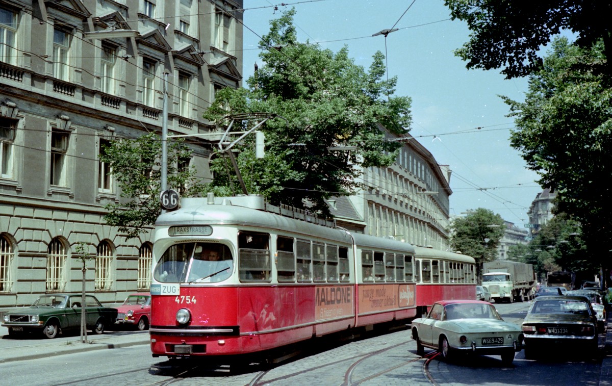 Wien WVB SL 66 (E1 4754 (SGP 1971) + c1/2) Wiedner Hauptstraße / Graf-Starhemberg-Gasse am 16. Juli 1974. - Scan von einem Farbnegativ. Film: Kodacolor II. Kamera: Kodak Retina Automatic II.