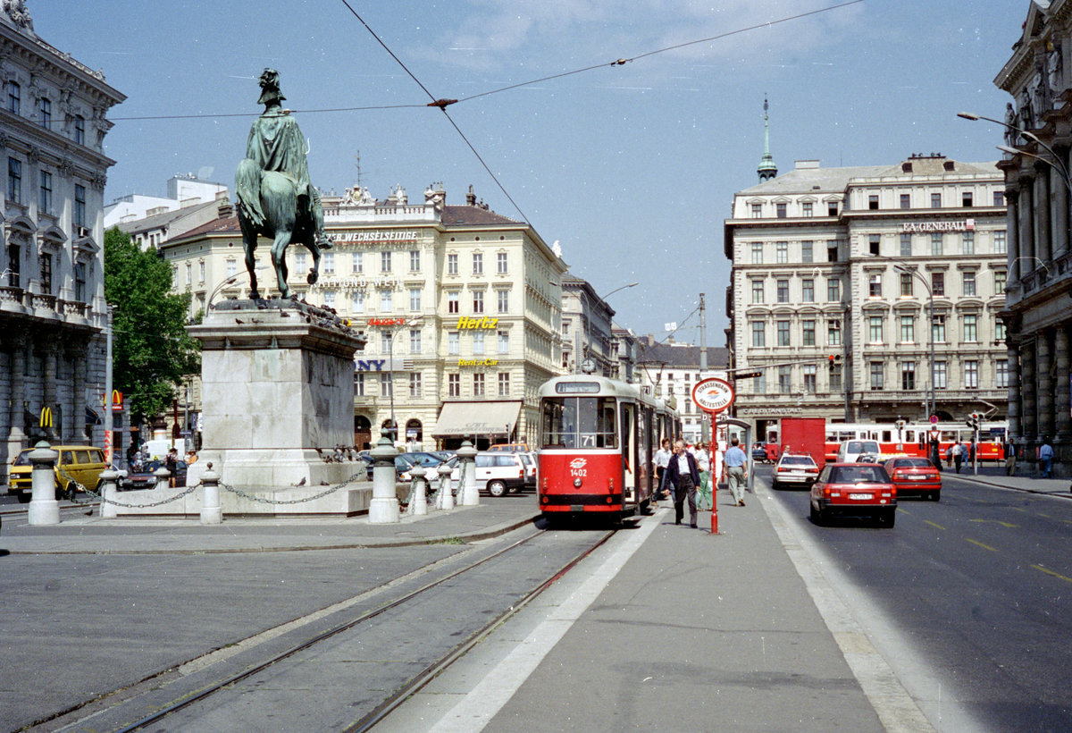 Wien WVB SL 71 (c5 1402 (Bombardier-Rotax 1978) + E2) I, Innere Stadt, Schwarzenbergplatz im August 1994. - 1880 erhielt der Platz seinen Namen nach Karl Fürst Schwarzenberg, dessen Reiterstandbild links zu sehen ist. Fürst Schwarzenberg, der 1771 bis 1820 lebte, war Oberbefehlshaber der allierten Truppen beim Sieg über Napoleon in der Völkerschlacht bei Leipzig im Jahre 1813.- Scan von einem Farbnegativ. Film: Kodak Gold 200. Kamera: Minolta XG-1.