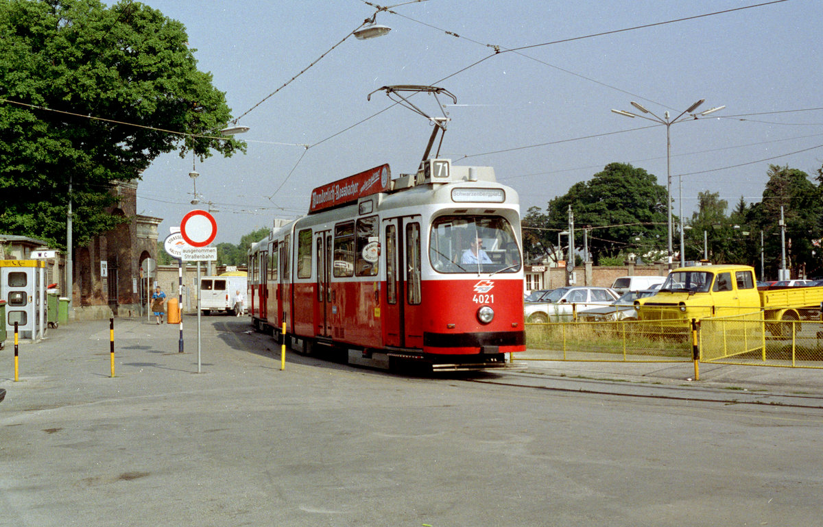 Wien WVB SL 71 (E2 4021) XI, Simmering, Zentralfriedhof 3. Tor im Juli 1992. - Scan von einem Farbnegativ. Film: Kodacolor Gold 200. Kamera: Minolta XG-1.