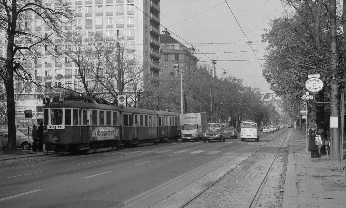 Wien WVB SL A (M 4091 + m3 + m3) Innere Stadt, Parkring / Weihburggasse am 3. November 1976. - Die Triebwagen des Typs M wurden 1927 - 1929 von drei Herstellern, nämlich der Simmeringer Maschinen- und Waggonfabrik AG in Wien-Simmering, der Maschinen- und Waggonfabrik vorm. H.D. Schmid in Graz und den Lohnerwerken GmbH in Wien-Floridsdorf, geliefert. Die Fabriken in Graz und Wien-Simmering stellten auch die Beiwagen des Typs m3 her; das geschah 1928 - 1929. - Der Tw M 4091 wurde 1929 von den Lohnerwerken gebaut. 1978 wurde er in MH 6313 unnumeriert. - Scan von einem S/W-Negativ. Film: Ilford FP 4. Kamera: Minolta SRT-101.