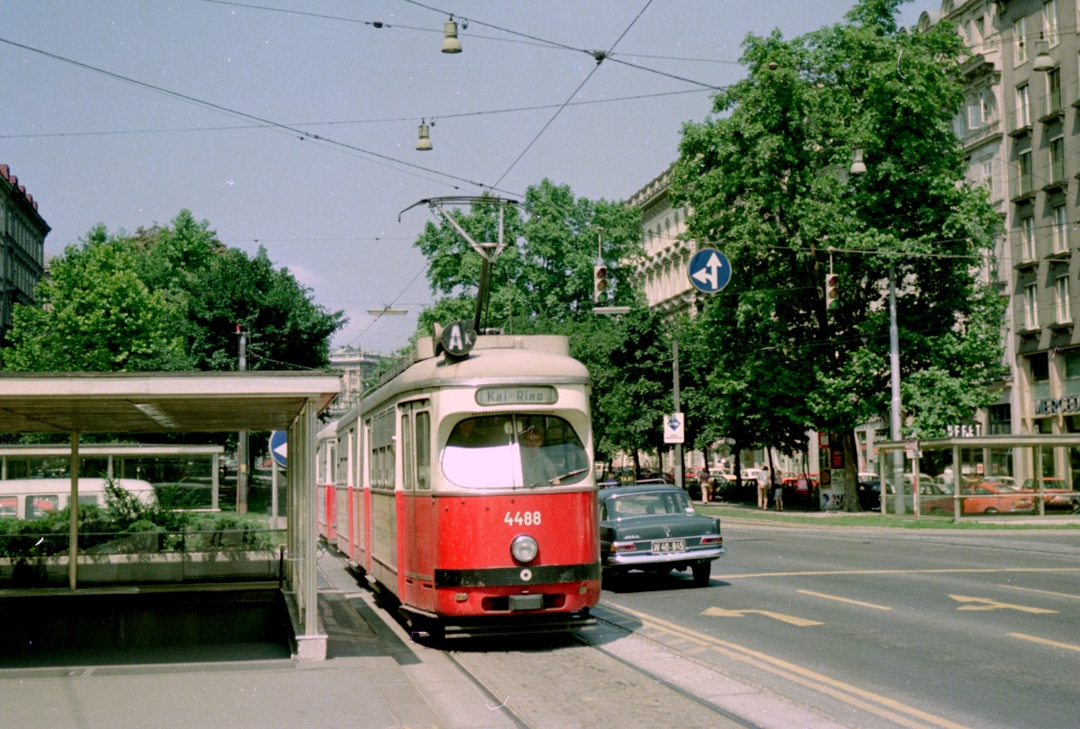 Wien WVB SL AK (E1 4488 (Lohner 1968) + c2/3) Opernring / Operngasse am 16. Juli 1974. - Scan von einem Farbnegativ. Film: Kodacolor II. Kamera: Kodak Retina Automatc II.