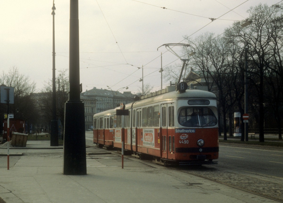 Wien WVB SL B (E1 4490) Dr.-Karl-Lueger-Ring im Dezember 1980.