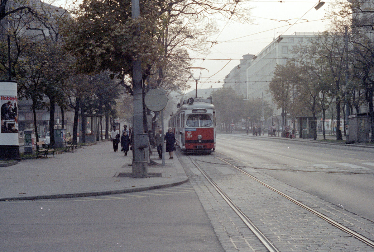 Wien WVB SL B (E1 4707) I, Innere Stadt, Schottenring / Börse im Oktober 1978. - Der 1969 von SGP gelieferte GT6 E1 4707 wurde im November 2002 ausgemustert. Danach wurde er nach Miskolc geschickt. - Scan von einem Farbnegativ. Film: Kodak Kodacolor II (Safety Film 5075). Kamera: Minolta SRT-101.