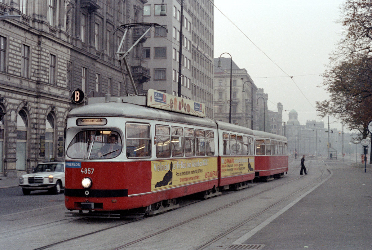 Wien WVB SL B (E1 4857) I, Innere Stadt, Franz-Josefs-Kai / U-Bahnstation Schottenring im Oktober 1978. - E1 4857: Hersteller: SGP. Baujahr: 1976. Ausmusterung: 23. December 2014. - Scan von einem Farbnegativ. Film: Kodak Kodacolor II (Safety Film 5075). Kamera: Minolta SRT-101.