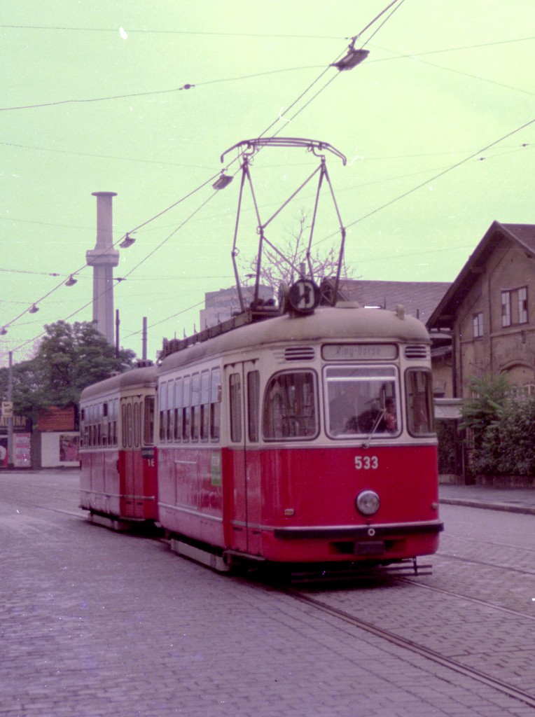 Wien WVB SL D/ (36) Althanstraße am 20. Juli 1974. Der Zug bestand aus einem Triebwagen des Typs L4 (533, SGP 1961) und einem Beiwagen des Typs l3 (18xx, Gräf&Stift 1961-62). U.a. an Sonntagen fuhren auf der Strecke Nußdorf - Börse Züge mit der Liniennummer D/ statt der Linie D (Nußdorf - Südbahnhof), die an diesen Tagen nicht fuhr. - Zwischen Börse und Schwarzenbergplatz mussten die anderen Ringlinien die SL D ersetzen. - Auf der Strecke Schwarzenbergplatz - Südbahnhof, die der ehemaligen SL 69 entsprach, fuhr dann eine zweite SL D/. - Scan von einem Farbnegativ. Film: Kodacolor II. Kamera: Kodak Retina Automatic II.