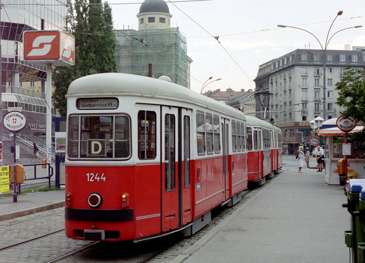 Wien WVB SL D (c3 1244 + E1) IX, Alsergrund, Julius-Tandler-Platz (Hst. Franz-Josefs-Bahnhof) im August 1994. - Scan von einem Farbnegativ. Film: Kodak Gold 200. Kamera: Minolta XG-1.