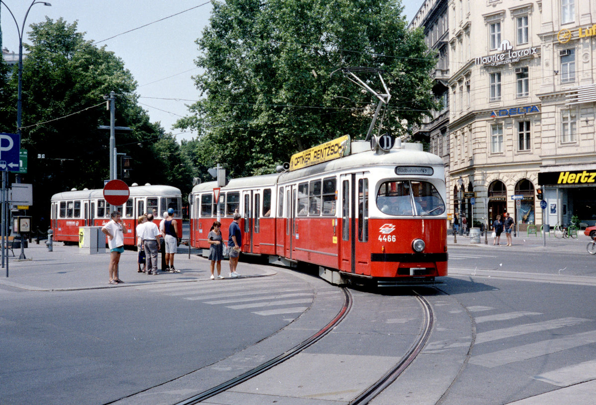Wien WVB SL D (E1 4466 + c4 13xx) I, Innere Stadt, Schwarzenbergplatz am 28. Juli 1994. - Scan von einem Farbnegativ. Film: Scotch 200. Kamera: Minolta XG-1.