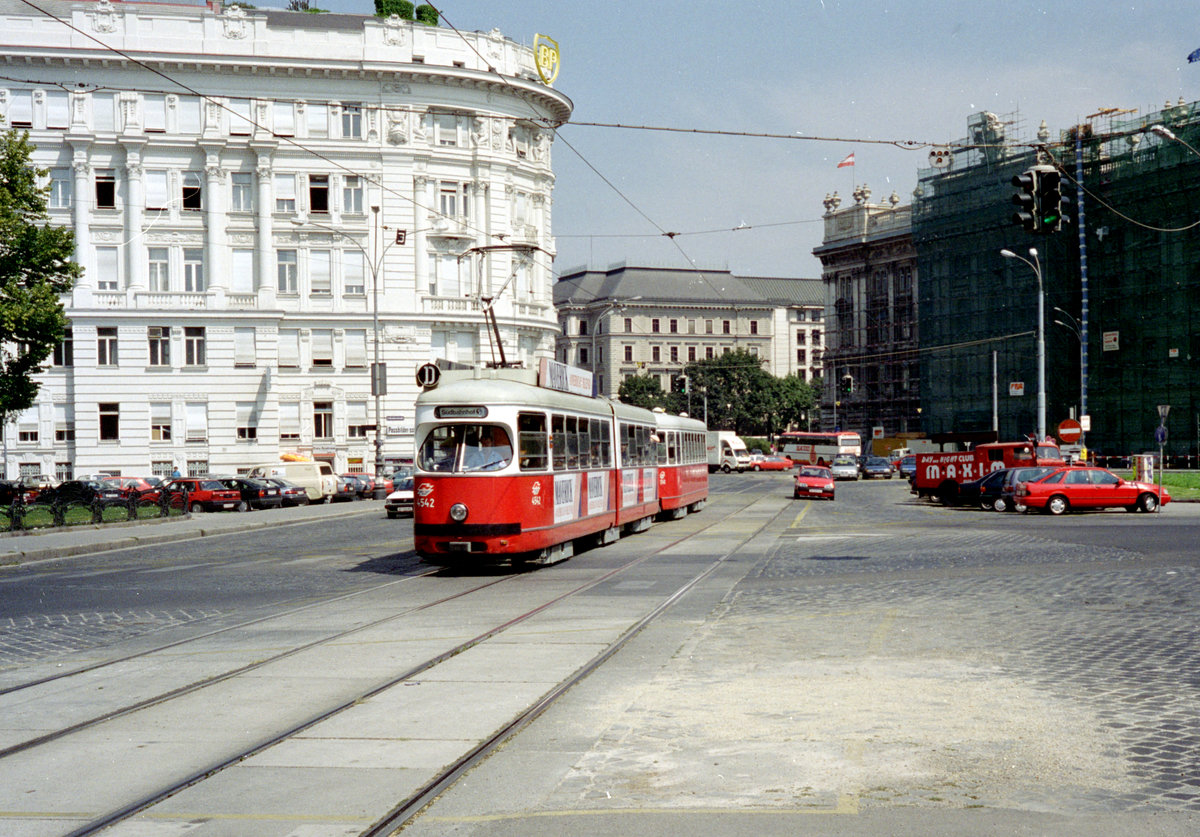 Wien WVB SL D (E1 4542 (Bombardier-Rotax 1975) + c3 124x (Lohnerwerke 1961)) Schwarzenbergplatz im August 1994. - Scan von einem Farbnegativ. Film: Kodak Gold 200. Kamera: Minolta XG-1.