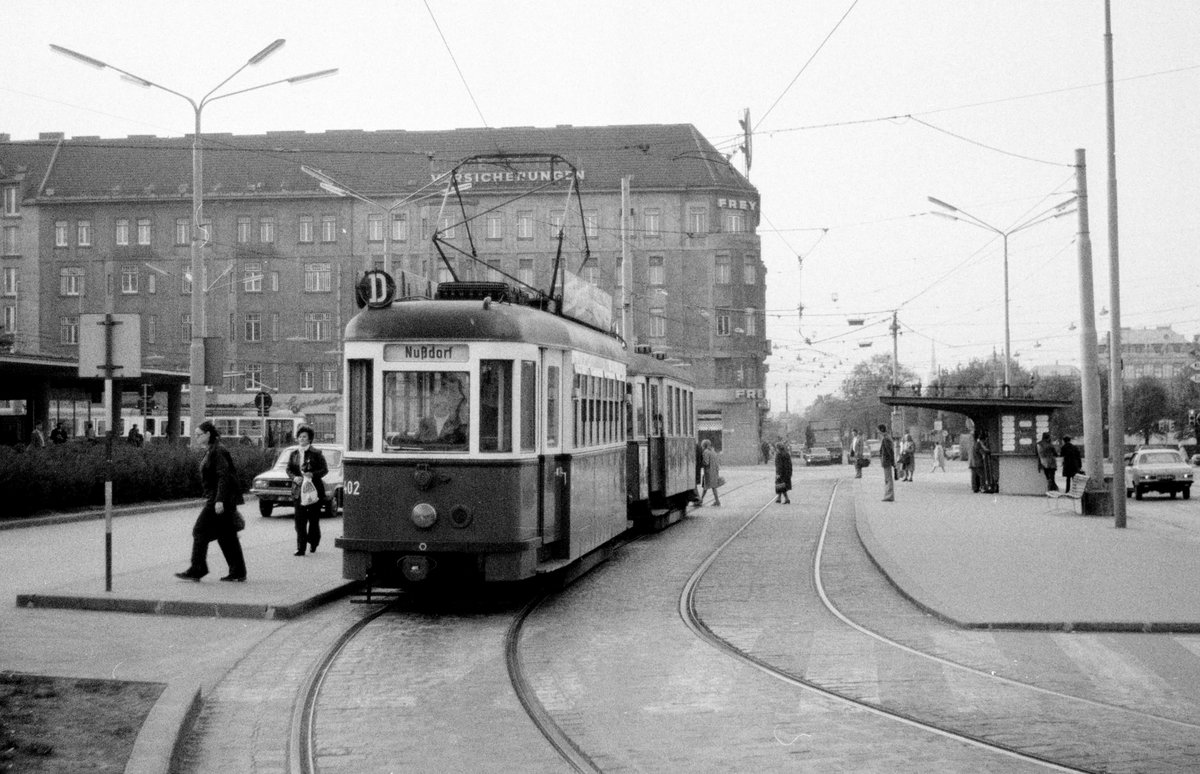 Wien WVB SL D (T1 402 + m3 5321) Südbahnhof am 3. Mai 1976. - Scan von einem S/W-Negativ. Film: Ilford FP 4. Kamera: Kodak Retina Automatic II.
