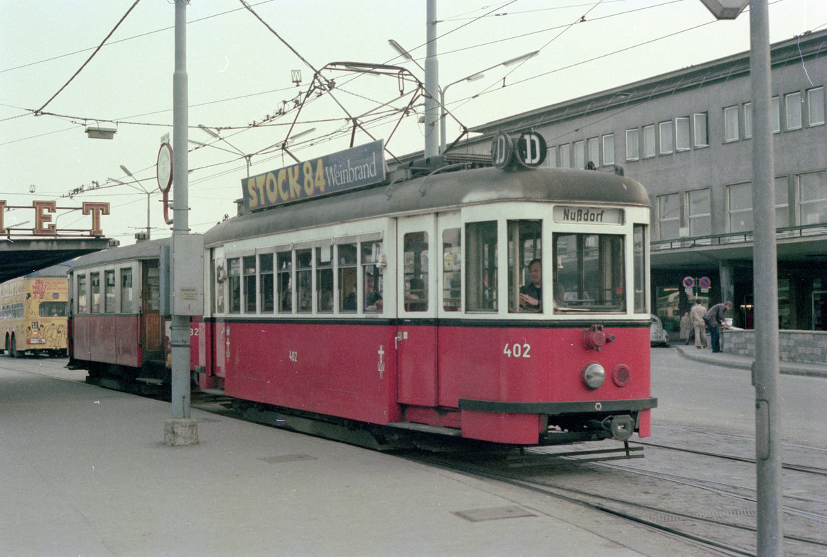 Wien WVB SL D (T1 402 + m3 5321) Hst. Südbahnhof am 3. Mai 1976. - Scan von einem Farbnegativ. Film: Kodacolor II. Kamera: Minolta SRT-101.