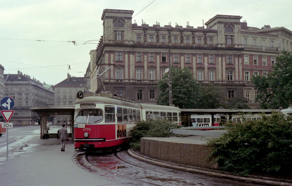 Wien WVB SL G2/ (E1 4774) Schottentor (in der oberen Schleife) am 20. Juli 1974. - Die SL G2/ war zu der Zeit die  Sonntagsausgabe  der SL G2 (Radetzkystraße - Hohe Warte); die G2/ fuhr zwischen Schottentor und Hohe Warte, eine Linienführung, die derjenigen der ehemaligen und der heutigen SL 37 entsprach. - Der von SGP 1972 gebaute E1 4774 ist noch in Betrieb. - Scan von einem Farbnegativ. Film: Kodacolor II. Kamera: Kodak Retina Automatic II.