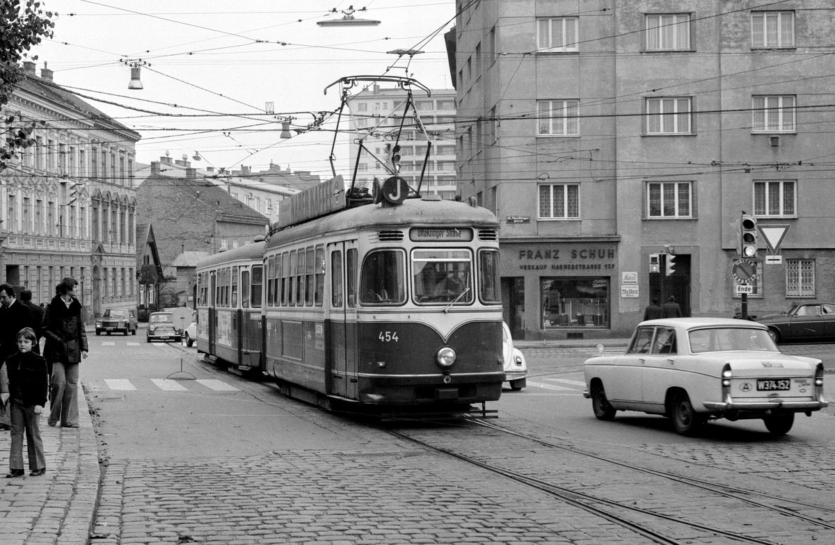 Wien WVB SL J: Am Nachmittag des 1. November 1976 errecht eine Garnitur bestehend aus dem Tw L3 454 und dem Beiwagen c3 11xx die Endstation Ottakringer Straße in Wien-Ottakring. - Scan von einem S/W-Negativ. Film: Ilford FP 4. Kamera: Minolta SRT-101.
