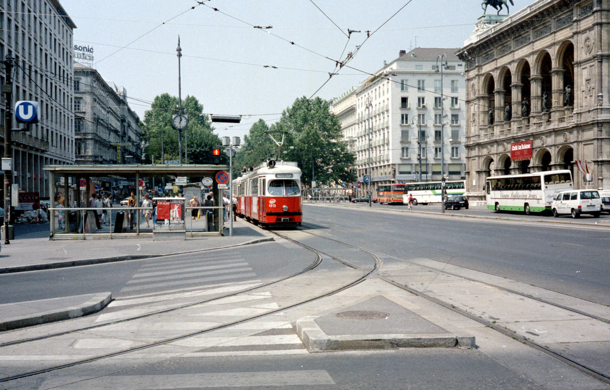 Wien WVB SL J (E1 4813) I, Innere Stadt, Opernring / Kärntner Straße am 28. Juli 1994. - Scan von einem Farbnegativ. Film: Scotch 200. Kamera: Minolta XG-1.