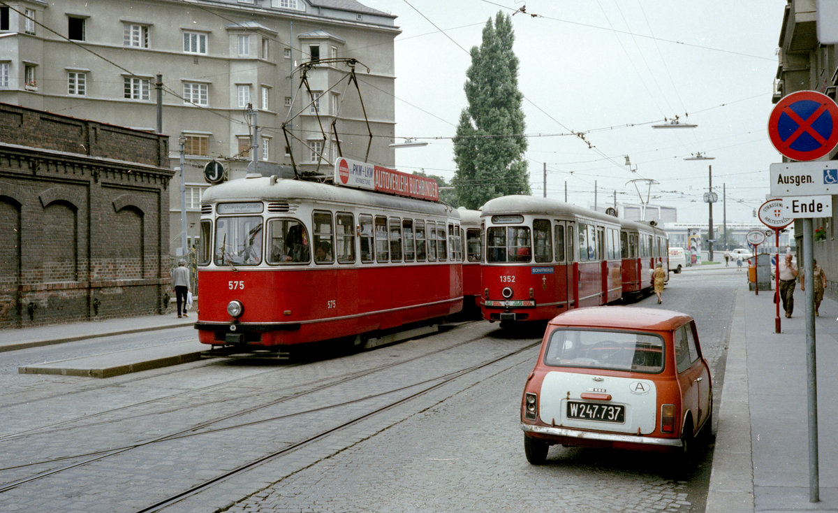 Wien WVB SL J (L 575) / SL 18 (c4 1352) III, Landstraße, Fruëthstraße / Stadionbrücke / Straßenbahnbetriebsbahnhof Erdberg im Juli 1982. - Fruëthstraße wurde 1904 nach Josef Fruëth, der von 1745 bis 1835 lebte und Ortsrichter von Erdberg war, benannt. - Scan von einem Farbnegativ. Film: Kodak Safety Film. Kamera: Minolta SRT-101.