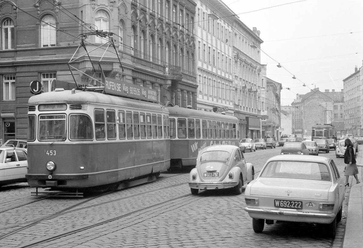Wien WVB SL J (L3 453 + c2/c3) Ottakring, Ottakringer Straße am 1. November 1976. - Bis 1987 gab es in der Ottakringer Straße zwischen den Nummern 180 und 198 eine kurze eingleisige Strecke. - Scan von einem S/W-Negativ. Film: Ilford FP 4. Kamera: Minolta SRT-101.