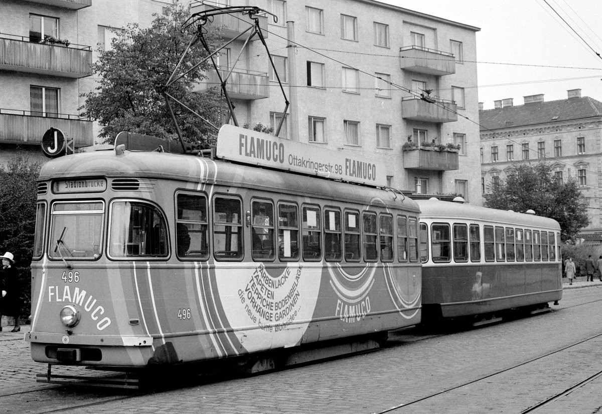 Wien WVB SL J (L3 496 + c2/c3) Ottakring, Ottakringer Straße (Endstation) am 1. November 1976. - Der L3 496 verkehrte von 1975 bis 1977 mit Werbung für Flamingo. Von den fünf Triebwagen des Typs L3, die Totalwerbung erhielten, hatte Tw 496 als der einzige auch Werbung an der Front. - Scan von einem S/W-Negativ. Film: Ilford FP 3. Kamera: Minolta SRT-101.