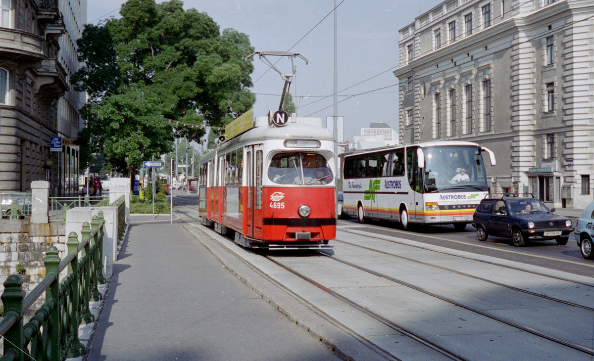 Wien WVB SL N (E1 4695 (SGP 1968)) I, Innere Stadt, Uraniastraße im August 1994. - Scan von einem Farbnegativ. Film: Kodak Gold 200. Kamera: Minolta XG-1. 