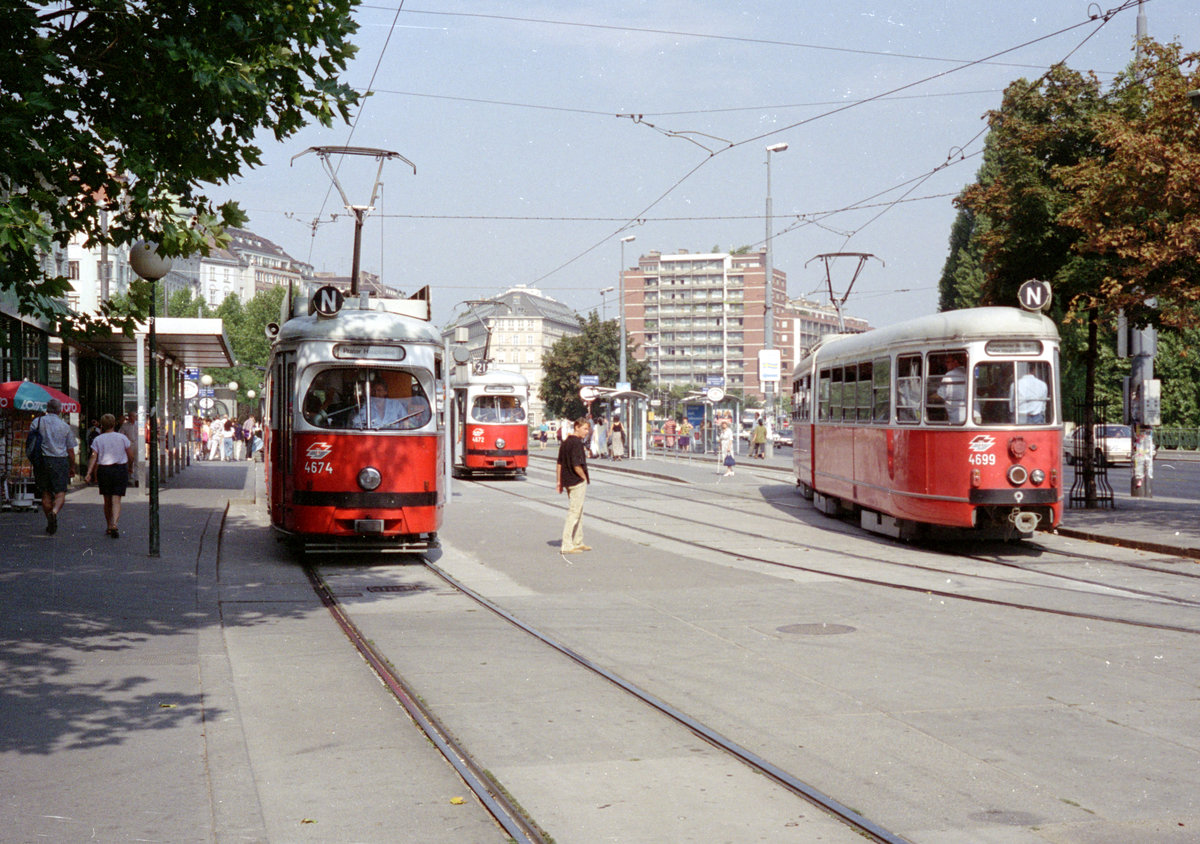 Wien WVB SL N (E1 4674) / SL 21 (E1 4672) / SL N (E1 4699) I, Innere Stadt, Schwedenplatz im August 1994. - E1 4672, 4674 und 4699 wurden 1968 von der Simmering-Graz-Pauker A.G., Werk Simmering (SGP) hergestellt. - Scan von einem Farbnegativ. Film: Kodak Gold 200. Kamera: Minolta XG-1.