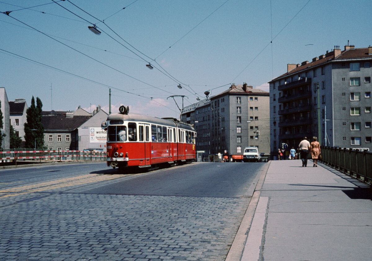 Wien WVB SL O (E1 4550 (Bombardier-Rotax 1975)) Franzensbrücke im Juli 1977. - Scan eines Diapositivs. Kamera: Leica CL.