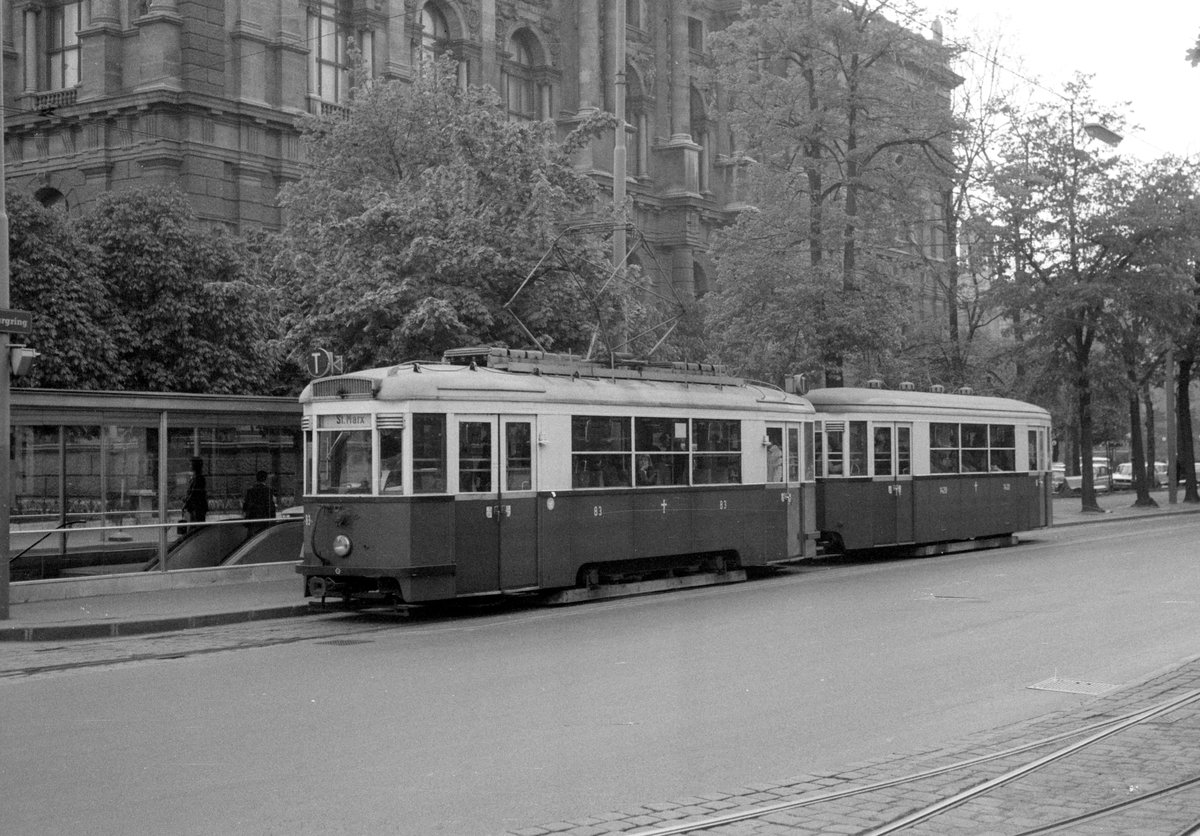 Wien WVB SL T (B 83 + b 1429 - SGP 1952) Innere Stadt, Burgring / Babenbergerstraße am 3. Mai 1976. - Scan von einem S/W-Negativ. Film: Ilford FP 4. Kamera: Kodak Retina Automatic II.