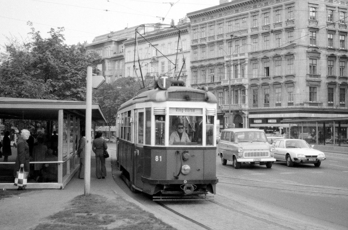 Wien WVB SL T (B 81 + b 14xx) Innere Stadt, Burgring / Babenbergerstraße am 3. Mai 1976. - Scan von einem S/W-Negativ. Film: Ilford FP 4. Kamera: Kodak Retina Automatic II.