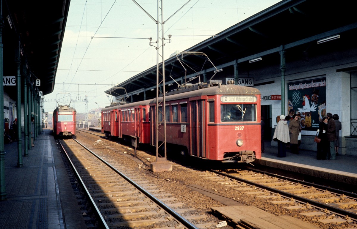 Wien WVB Stadtbahnlinie G/ (N1 2937) Währinger Strasse - Volksoper im November 1976.