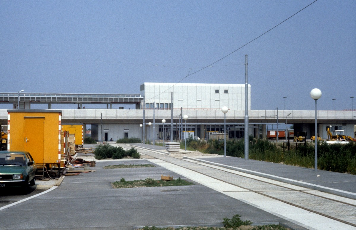 Wien WVB U-Bahnstation (Zentrum) Kagran Mitte Juli 1982 (weniger als zwei Monate vor der Inbetriebnahme der Verlängerung der U1 nach Kagran).