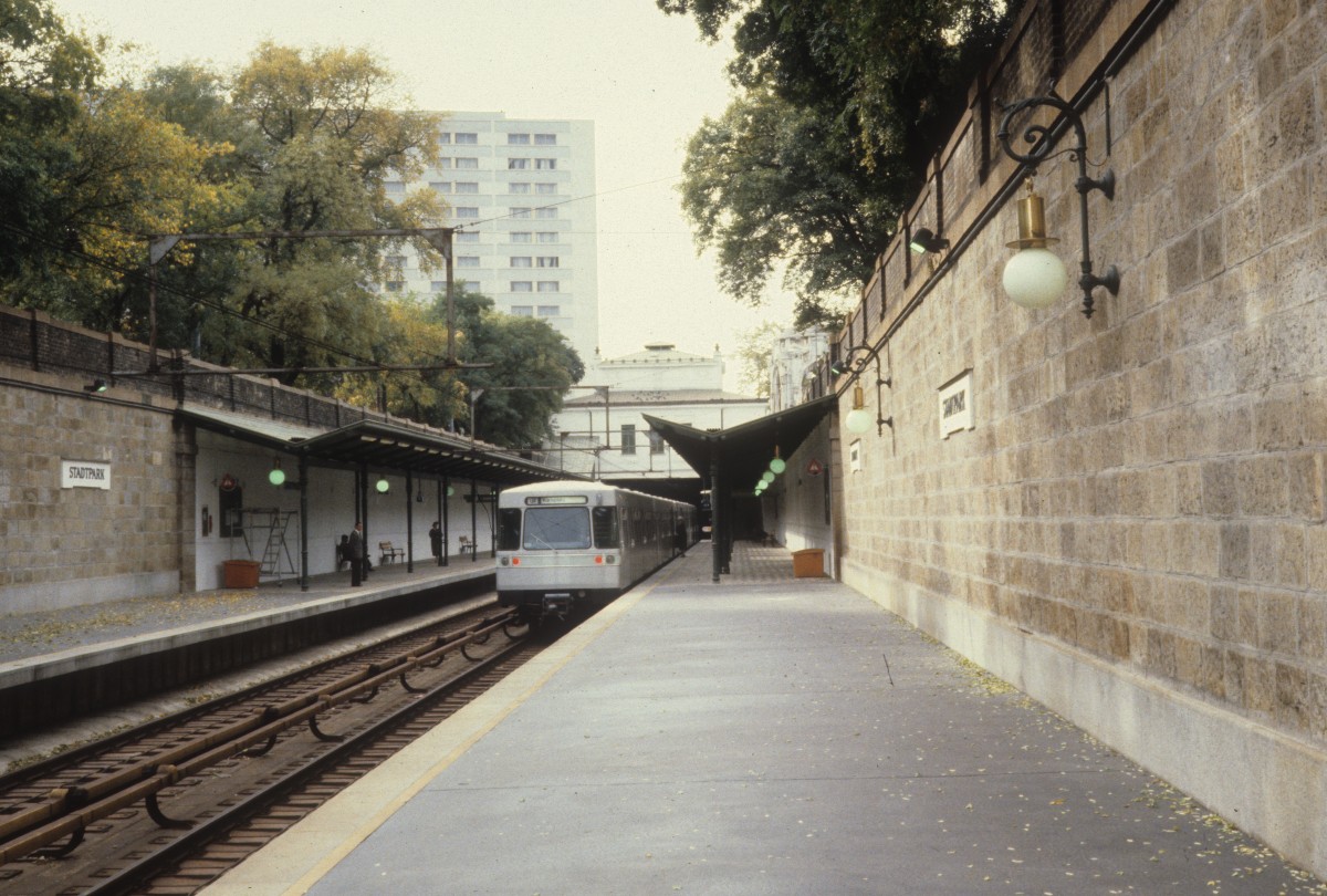 Wien WVB U4 Stadtpark im Oktober 1979.