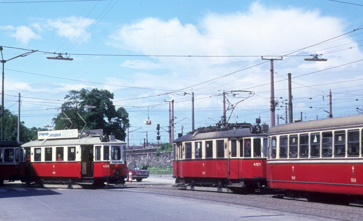Wien WVB: Zwei  halbstarke  Züge (M 4125 + c2 (?) / M 4121 + c2 1048) treffen sich am 13. Juni 1971 Ecke Nordbahnstrasse / Am Tabor. 