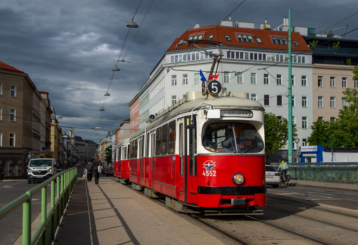 Wien

E1 4452 + c4 1363 als Linie 5 auf der Friedensbrücke, 21.05.2019 