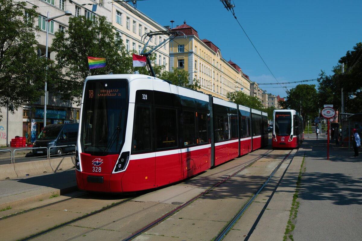 Wiener Linien Bombardier Flexity Wagen 328 und 306 am 20.06.22 in Wien
