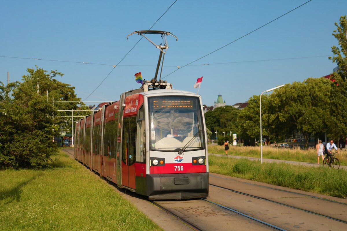Wiener Linien Siemens ULF Wagen 756 am 20.06.22 in Wien