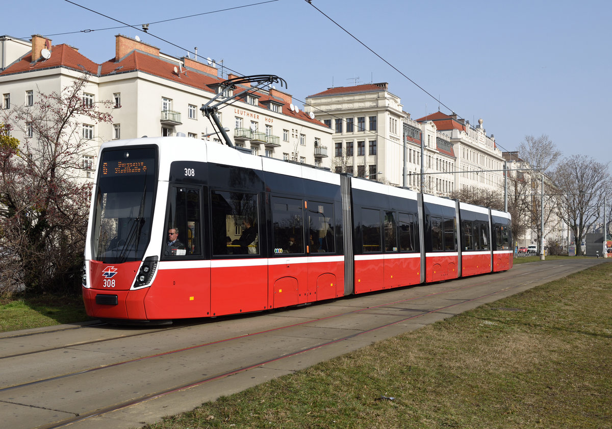 Wiener Linien Type  D  Triebwagen 308
war am 23.02.2021 auf der Linie 6 unterwegs und wurde von mir unweit der Station Margaretengürtel fotografiert, im Hintergrund zu sehen ist die  Mollardburg , erste Zentralberufsschule Wiens, erbaut zwischen 1909 und 1911 zu sehen. 