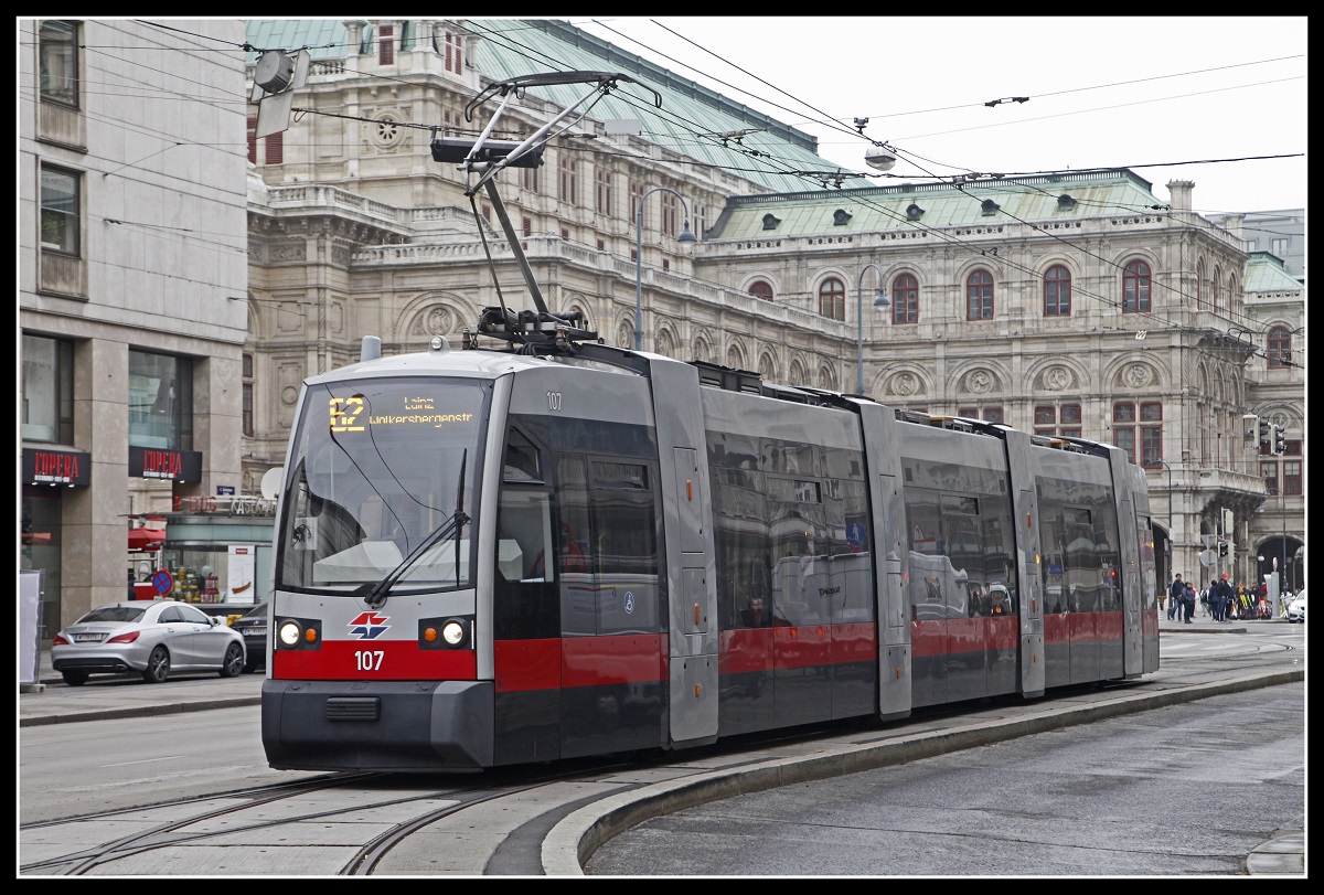 Wiener Linien ULF 107 als Linie 62 in Wien Operngasse am 30.10.2019.