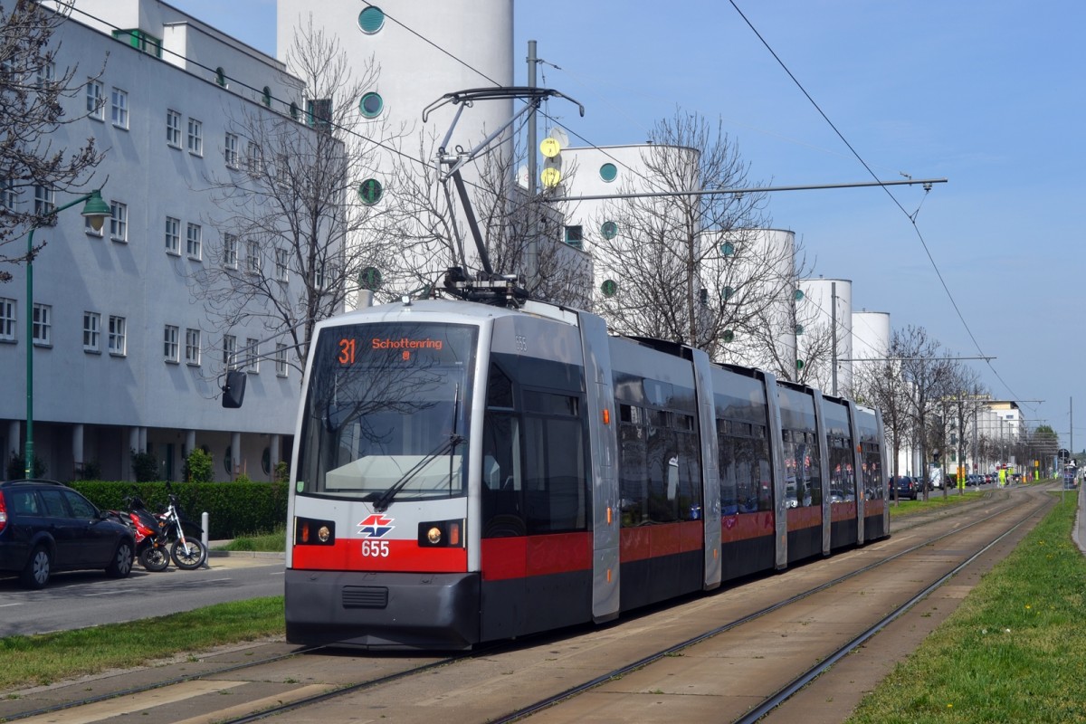 Wiener Linien ULF B als Linie 31 kurz vor der Haltestelle Brünner Straße, 08.04.2014
