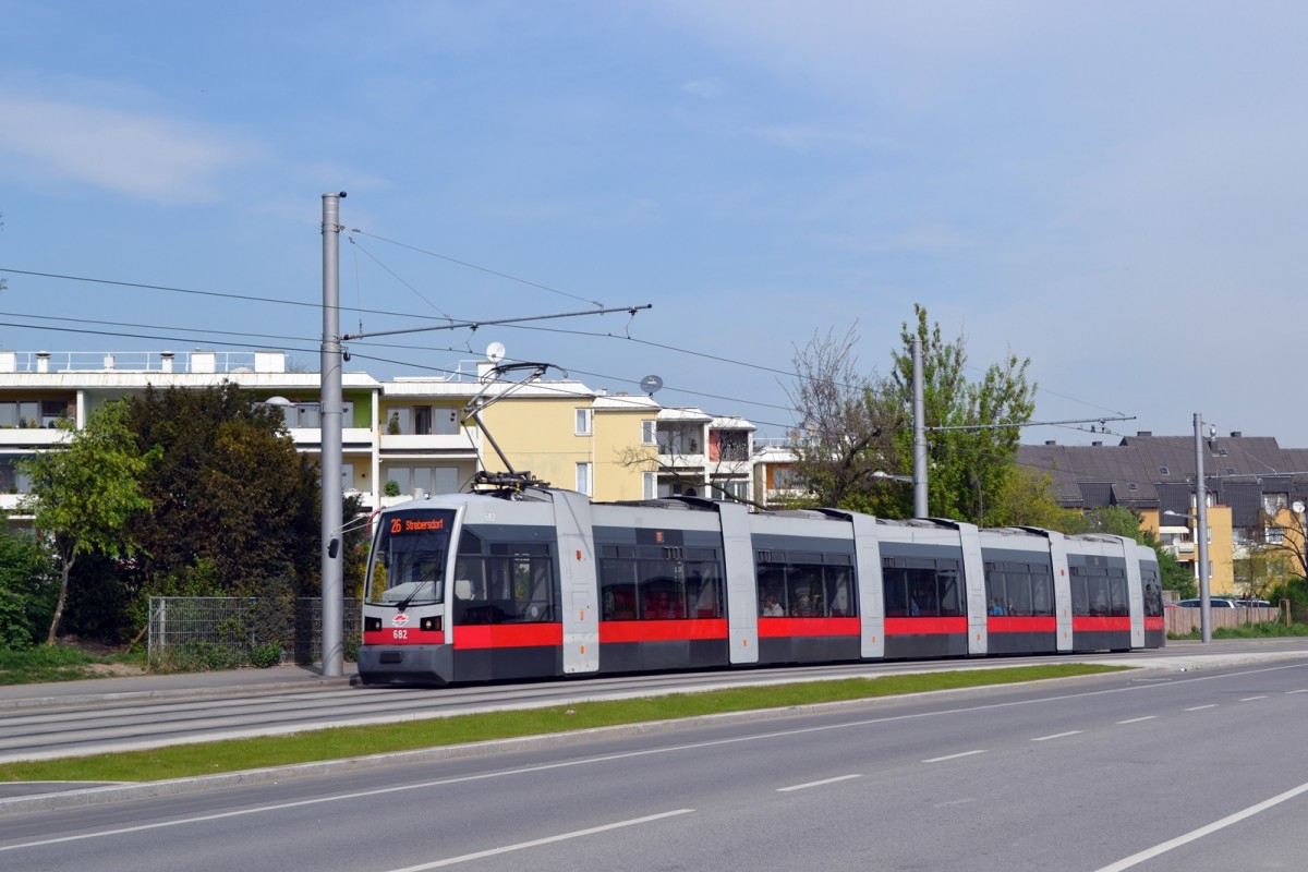 Wiener Linien ULF B WN 682 als Linie 26 kurz vor der Haltestelle Hausfeldstraße, 08.04.2014
