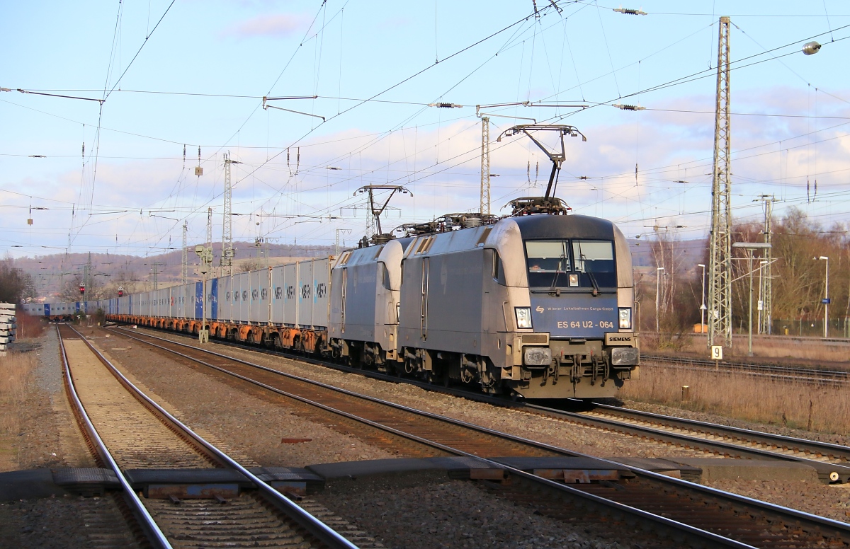 Wiener Lokalbahn-Doppeltraktion aus 182 564 (ES 64 U2-064) und 182 523 (ES 64 U2-023) und Containerzug in Fahrtrichtung Süden. Aufgenommen am 14.02.2014 in Eichenberg.