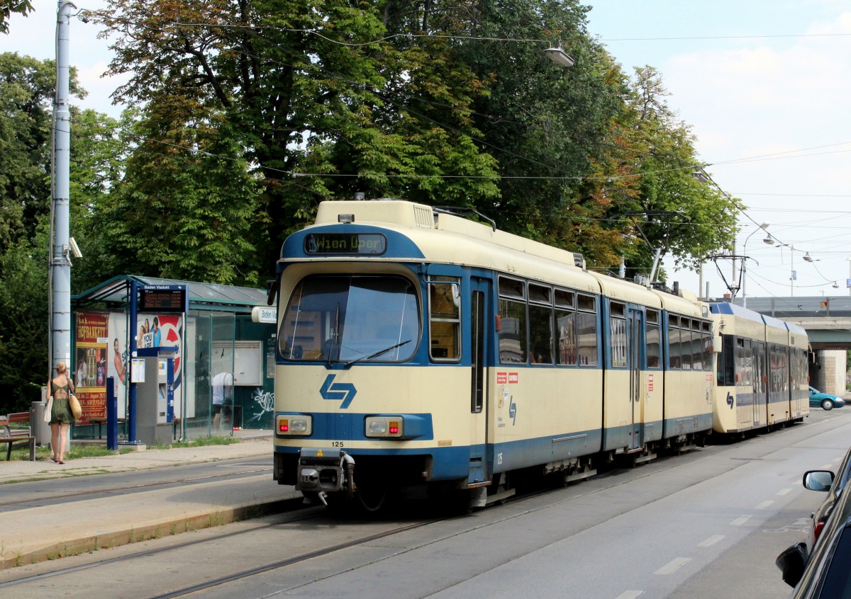 Wiener Lokalbahn Tw 125 + Tw 414 Baden, Bahnhof (Hst. Baden Viadukt) am 2. Juli 2015.