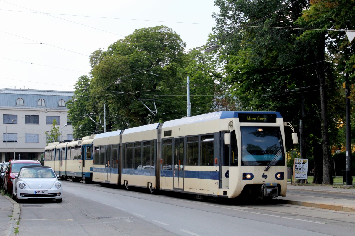 Wiener Lokalbahn Tw 414 + Tw 125 Baden, Bahnhof (Hst. Baden Viadukt) am 2. Juli 2015.