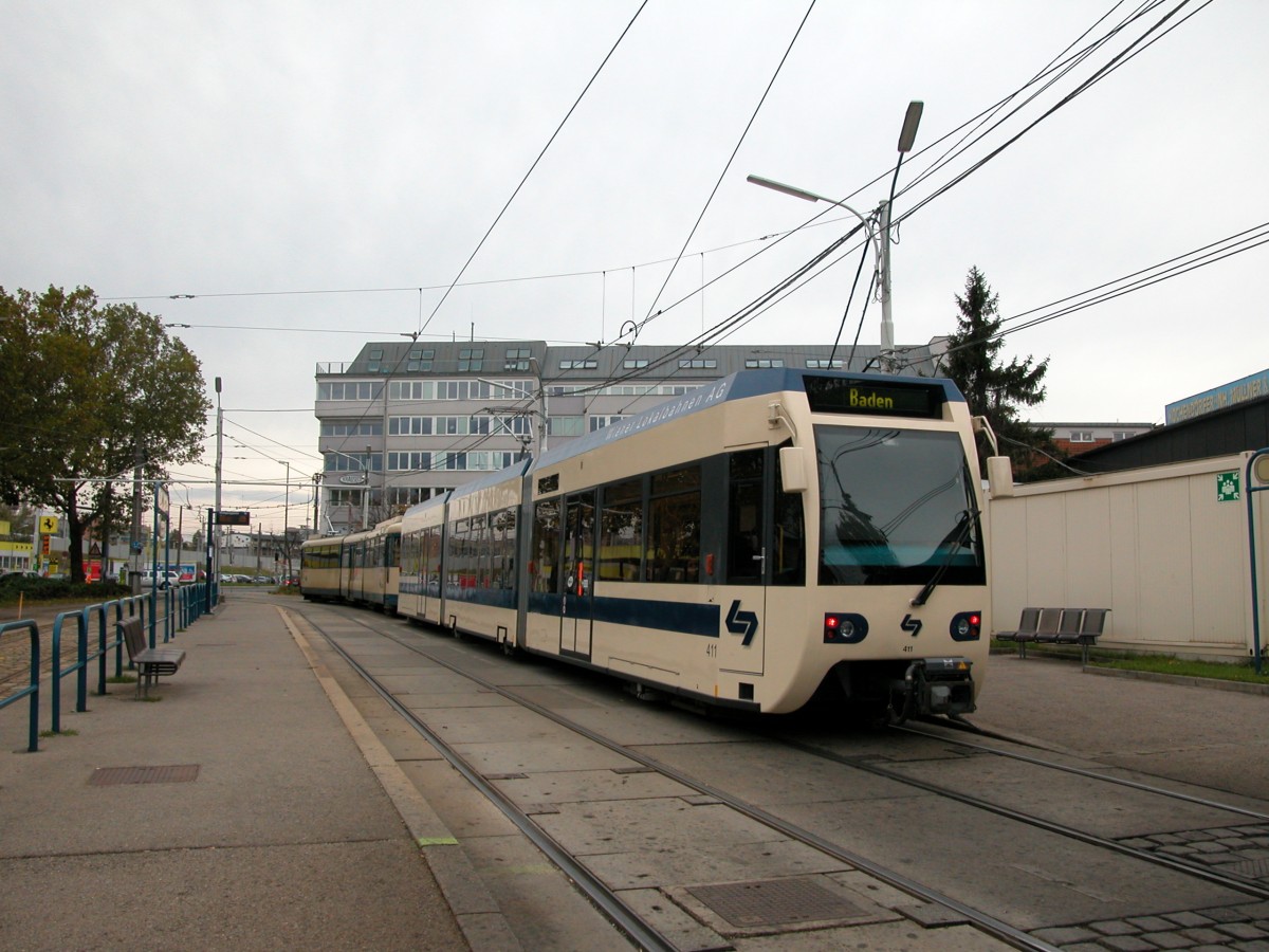 Wiener Lokalbahn: Zug nach Baden (Niederflur-GTw 411) Wien-Wolfganggasse am 20. Oktober 2010.