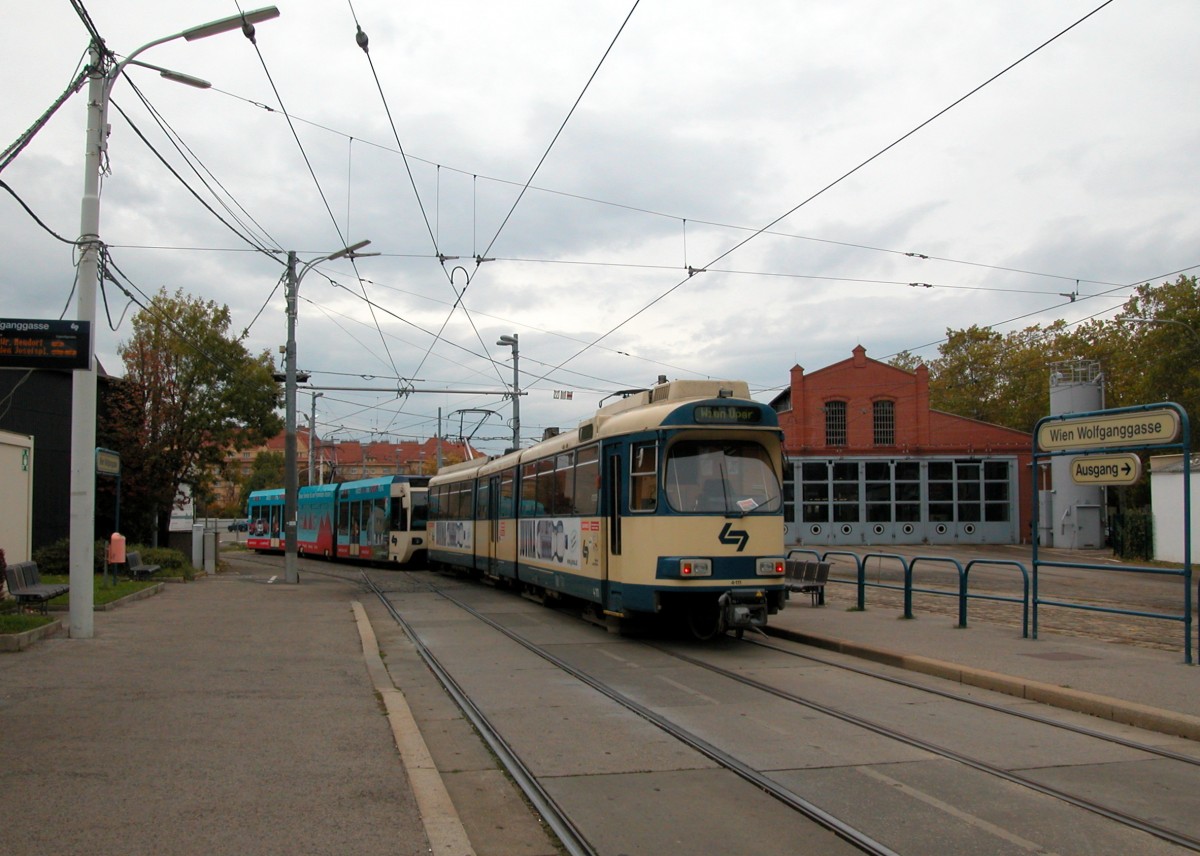 Wiener Lokalbahn: Zug in Richtung Wien Oper (SGP-4-111) Wien-Wolfganggasse am 20. Oktober 2010.