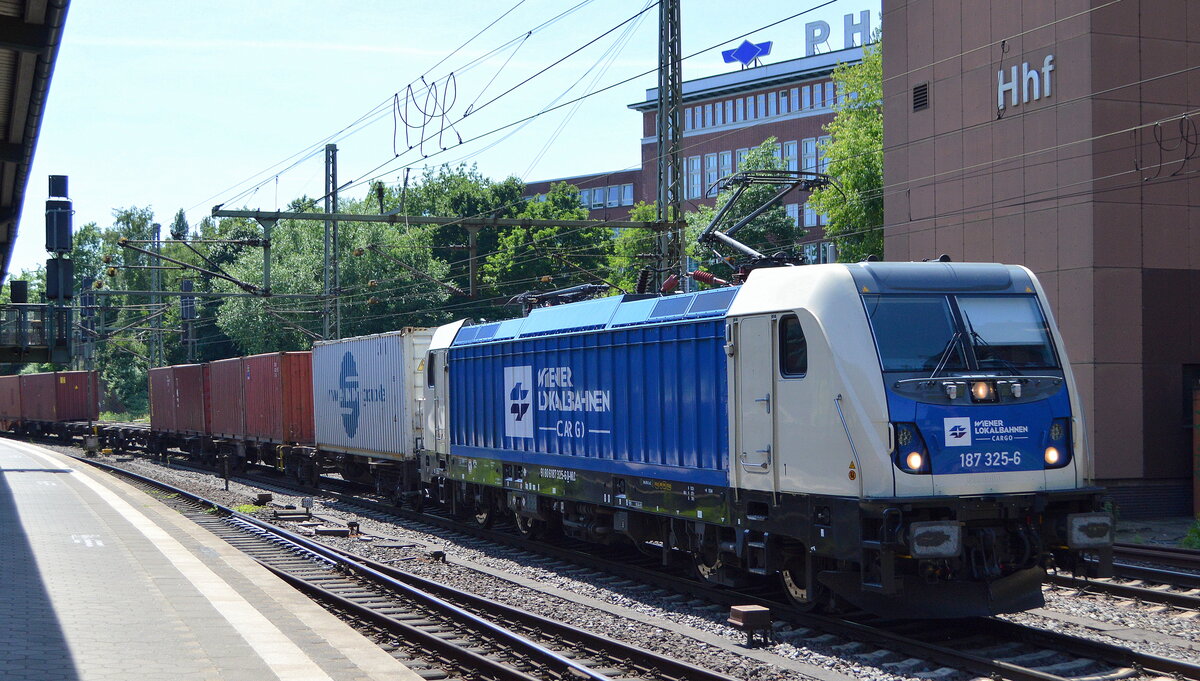 Wiener Lokalbahnen Cargo GmbH, Wien [A] mit  187 325-6  [NVR-Nummer: 91 80 6187 325-6 D-WLC] und Containerzug Richtung Hamburger Hafen hier bei der Durchfahrt Bf. Hamburg-Harburg am 16.06.21