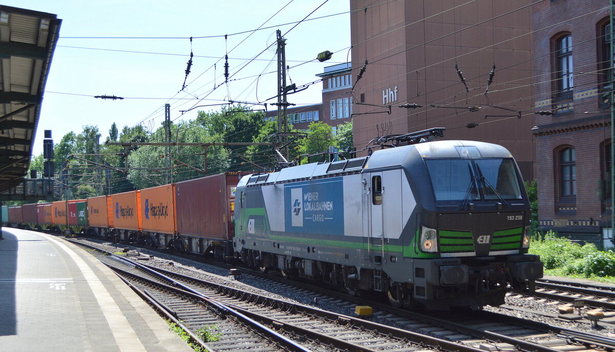 Wiener Lokalbahnen Cargo GmbH, Wien [A] mit der ELL Vectron  193 238   [NVR-Nummer: 91 80 6193 238-3 D-ELOC] und Containerzug Richtung Hamburger Hafen am 16.06.21 Durchfahrt Bf. Hamburg-Harburg.